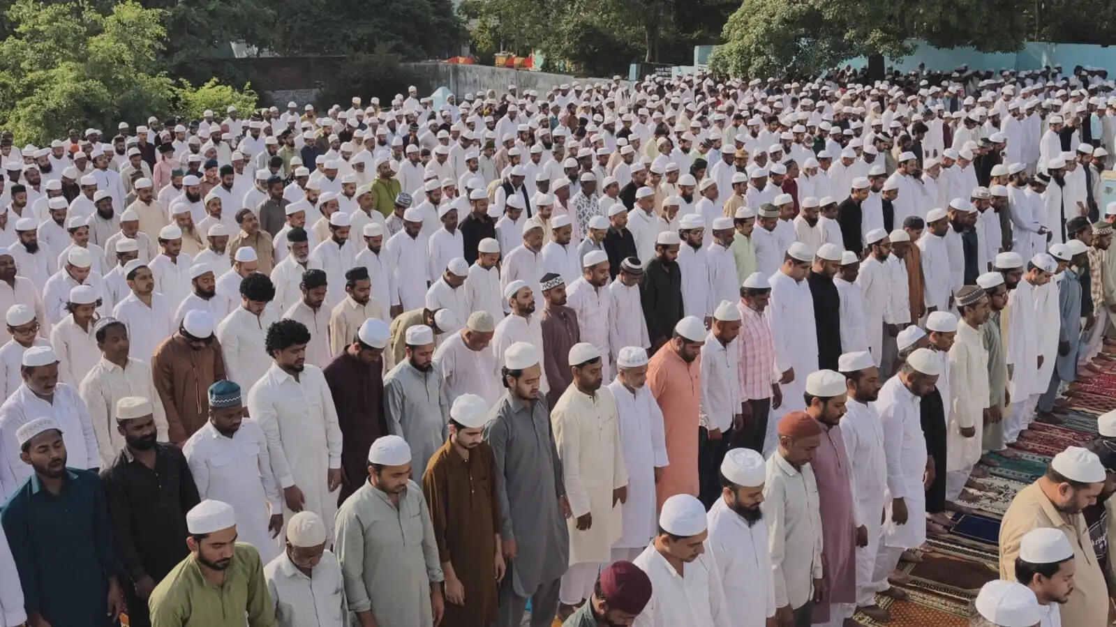 मुरादाबाद : बकरीद पर ईदगाह में हजारों लोगों ने एक साथ अदा की नमाज