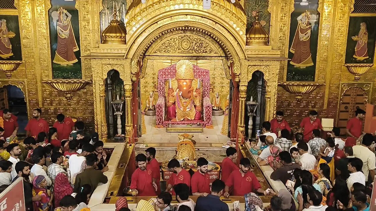 गुरु पूर्णिमा पर राजस्थानी लहरिया वेशभूषा में सजे मोती डूंगरी गणेश