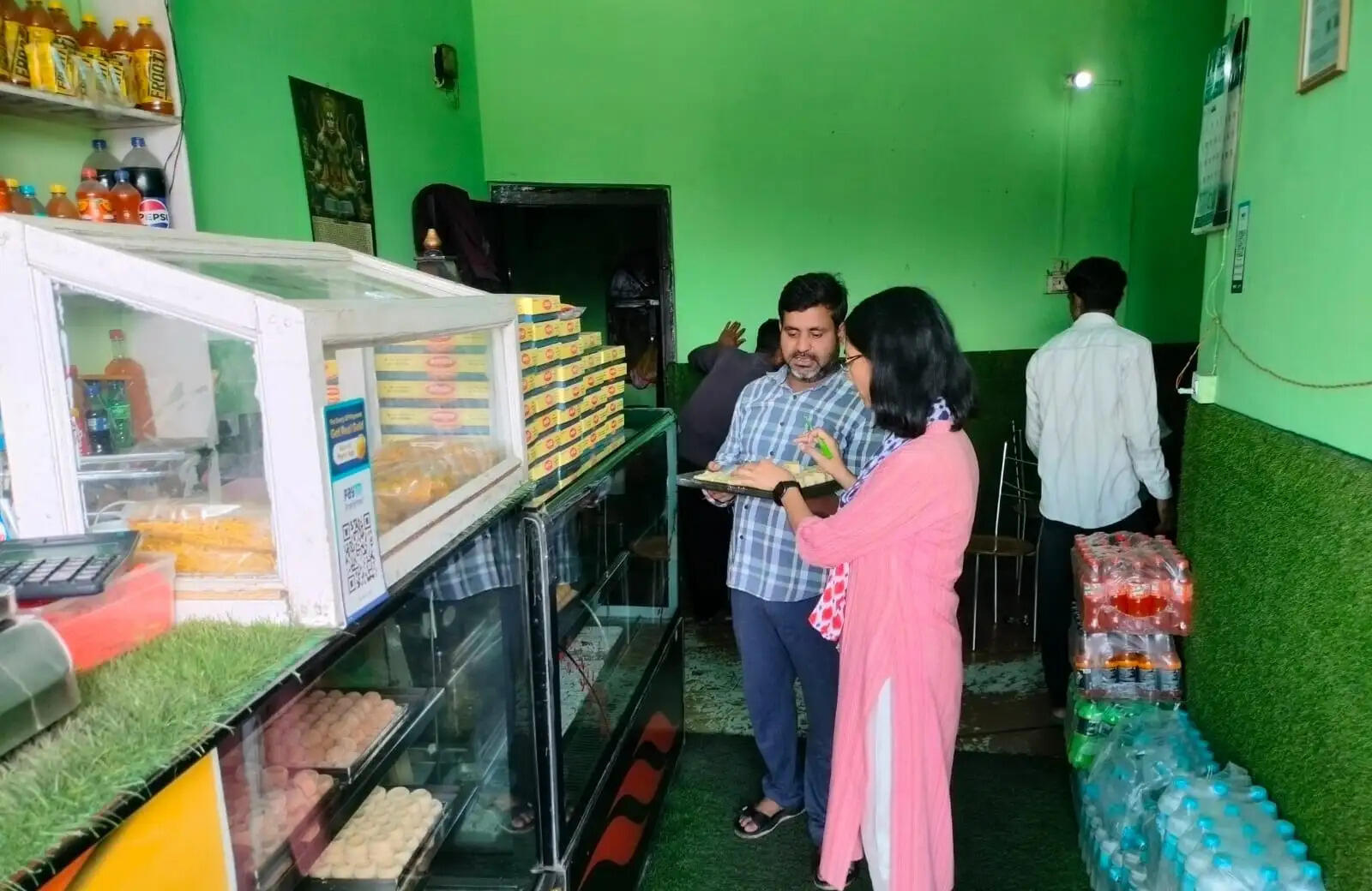 खाद्य पदार्थों के नमूने जांच को भेजे, रिपोर्ट का इंतजार