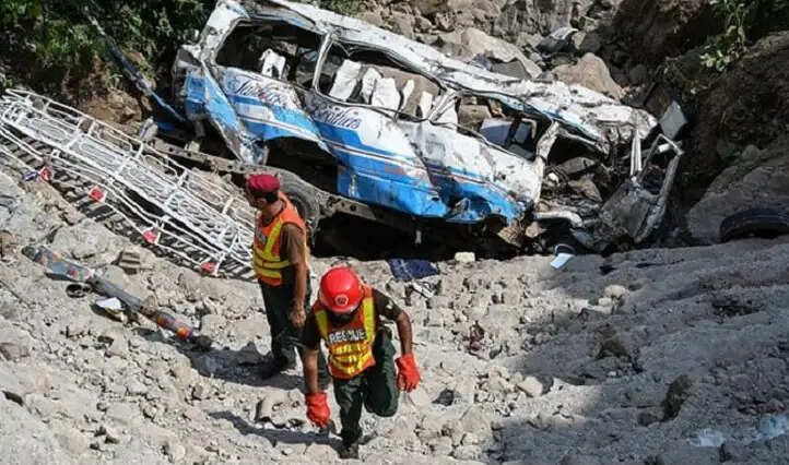 पाकिस्तान के सिंध प्रांत में बस खाई में गिरी, 16 की मौत, 24 घायल