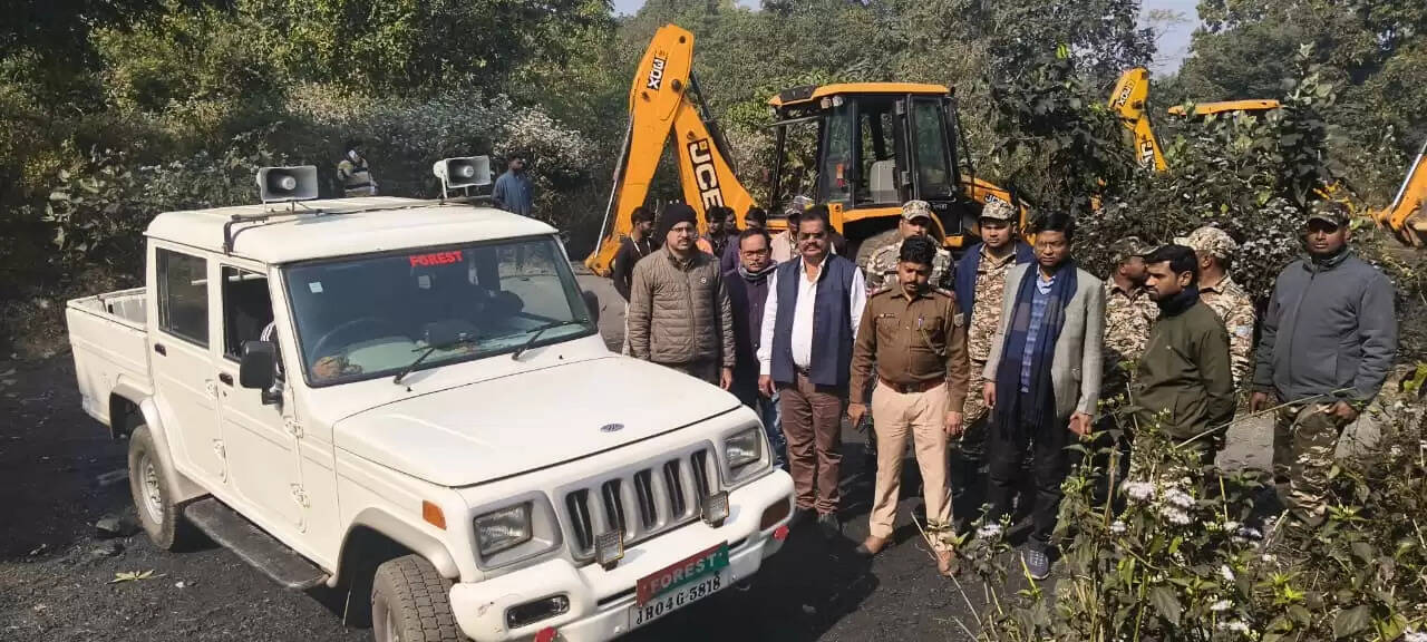 अवैध कोयला खदानों में डोजरिंग, माफियाओं में हड़कंप