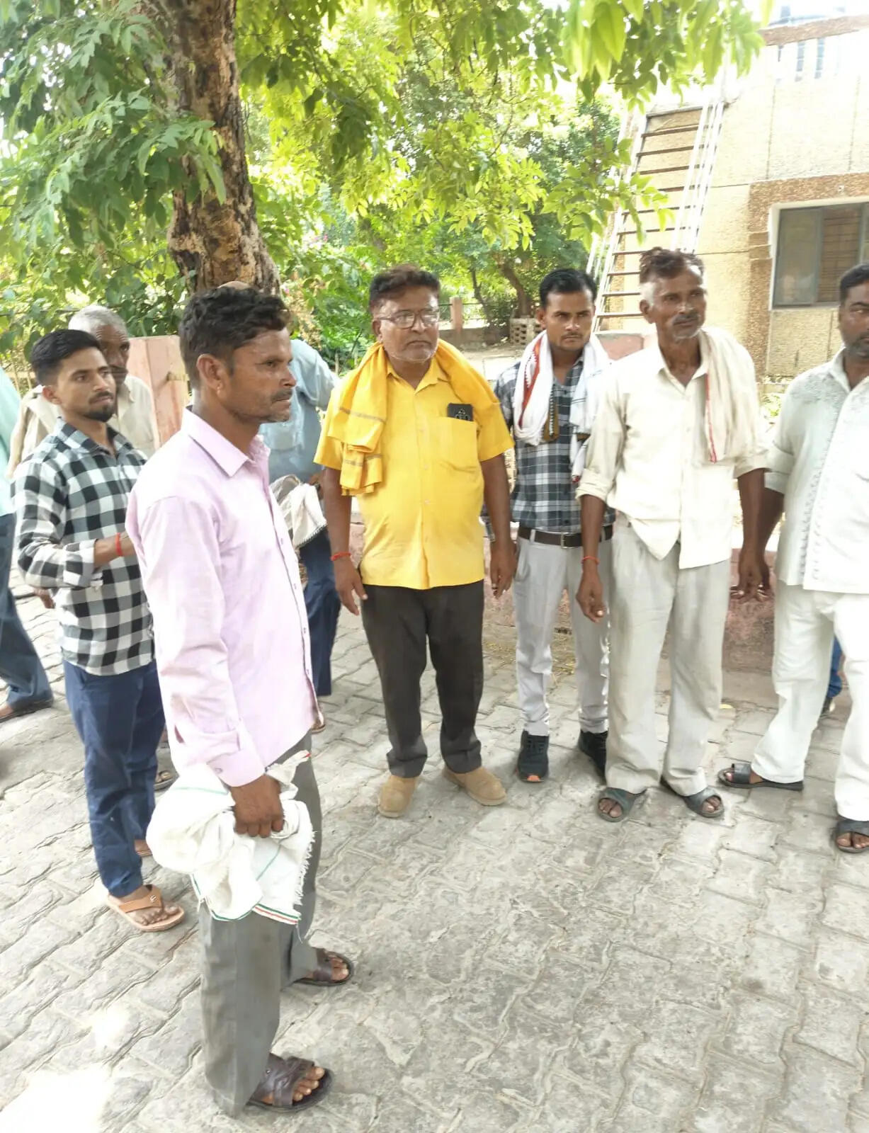 ईंटो से भरी ट्रैक्टर ट्राली पलटी,युवक की दबकर मोत