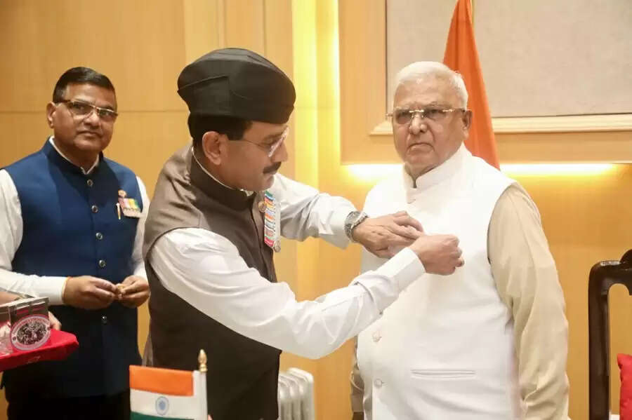 मप्र लोकभवन में मना सशस्त्र झंडा दिवस, राज्यपाल पटेल को लगाया गया ध्वज