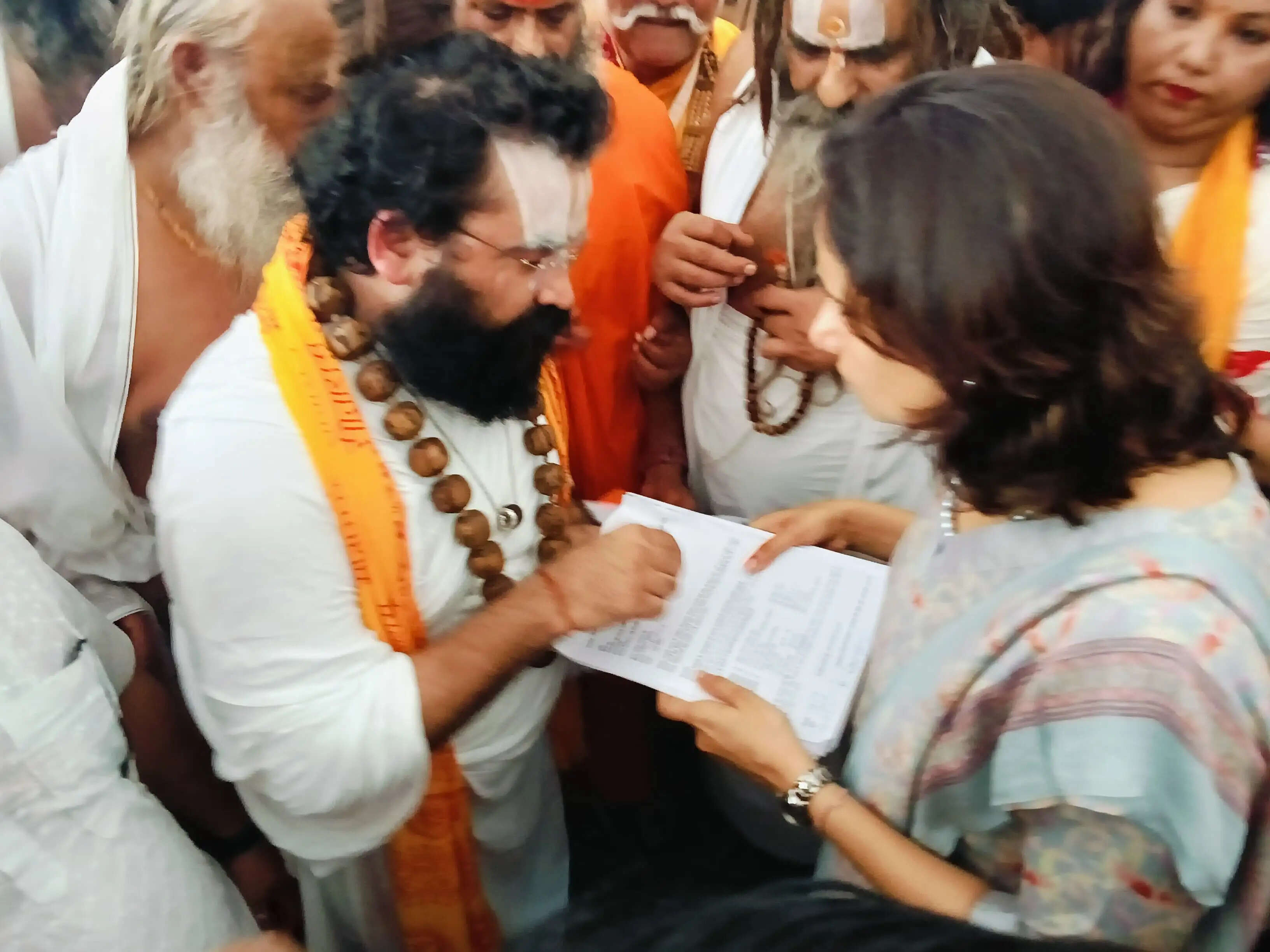 गोमाता को राष्ट्रमाता का दर्जा दिए जाने की मांग काे लेकर जिलाधिकारी को सौंपा ज्ञापन