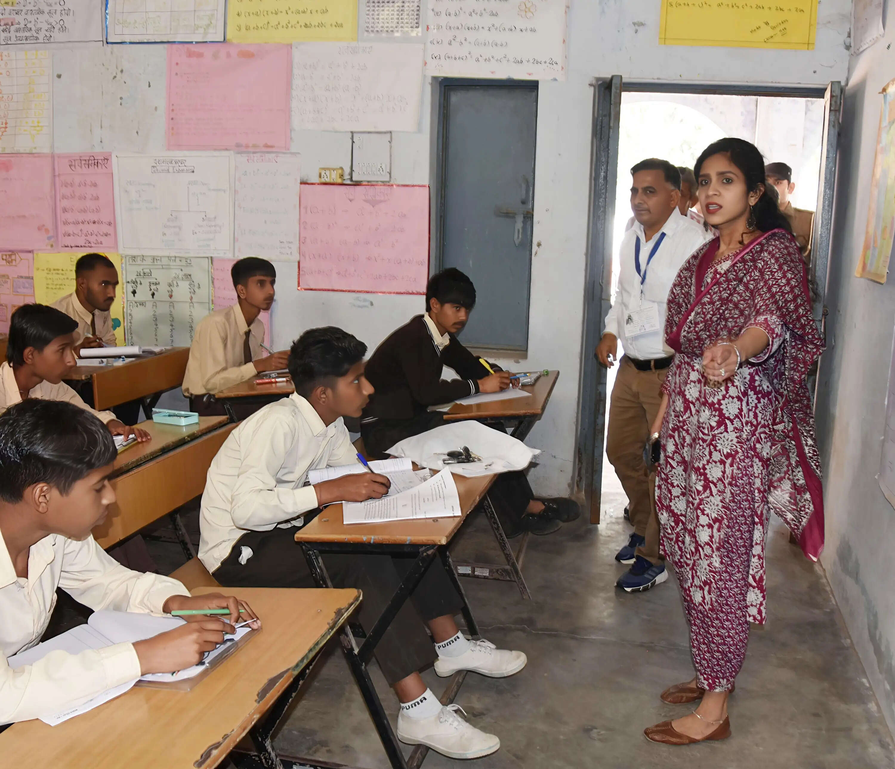 कैथल : डीसी अपराजिता ने किया प्यौदा गांव स्थित परीक्षा केंद्र का औचक निरीक्षण