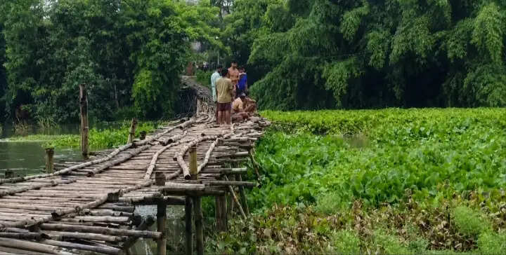 कपालेस्वरी में जलस्तर बढ़ने से बांस का साकू टूटा, बढ़ी परेशानी