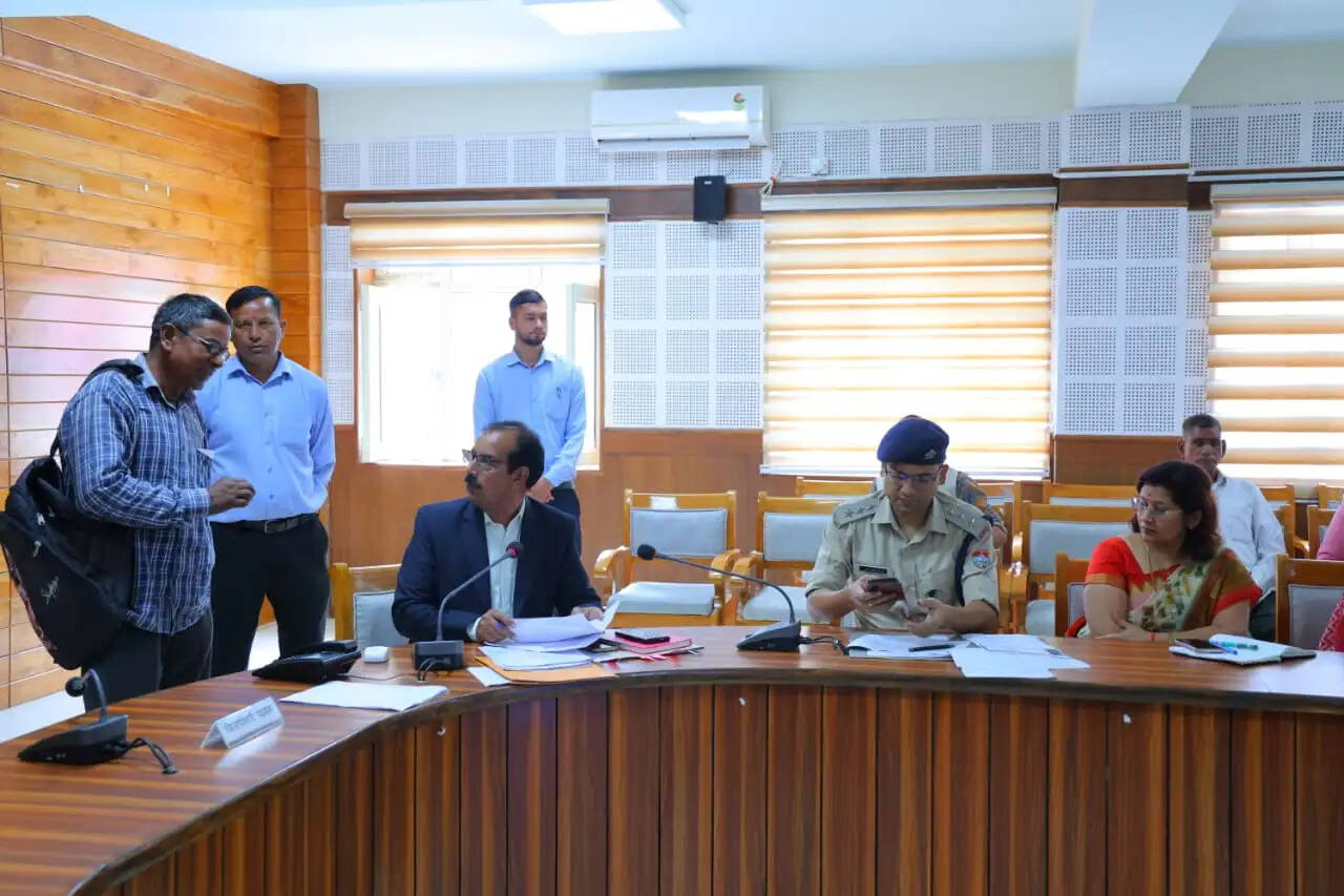 जनता दर्शन में पहुंचे 10 मामले