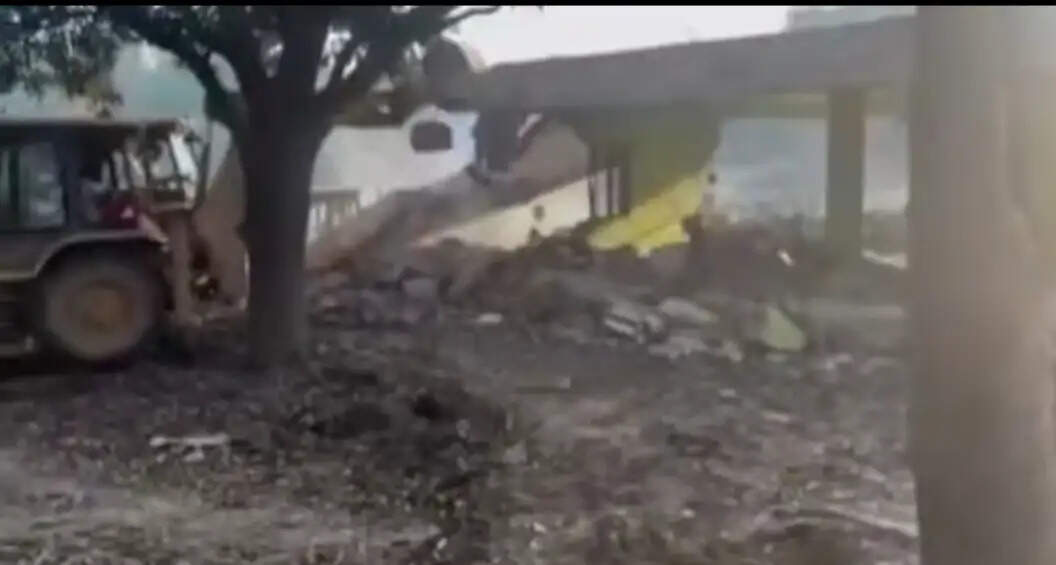 सीतापुर के लहरपुर में अवैध निर्माण पर चला बुल्डोजर, तालाब की जमीन पर बनी मस्जिद का ढांचा ध्वस्त