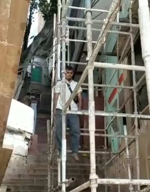 मुम्बई से वाराणसी आया था घूमने,निर्माणाधीन मकान की पाइप से फांसी लगाई