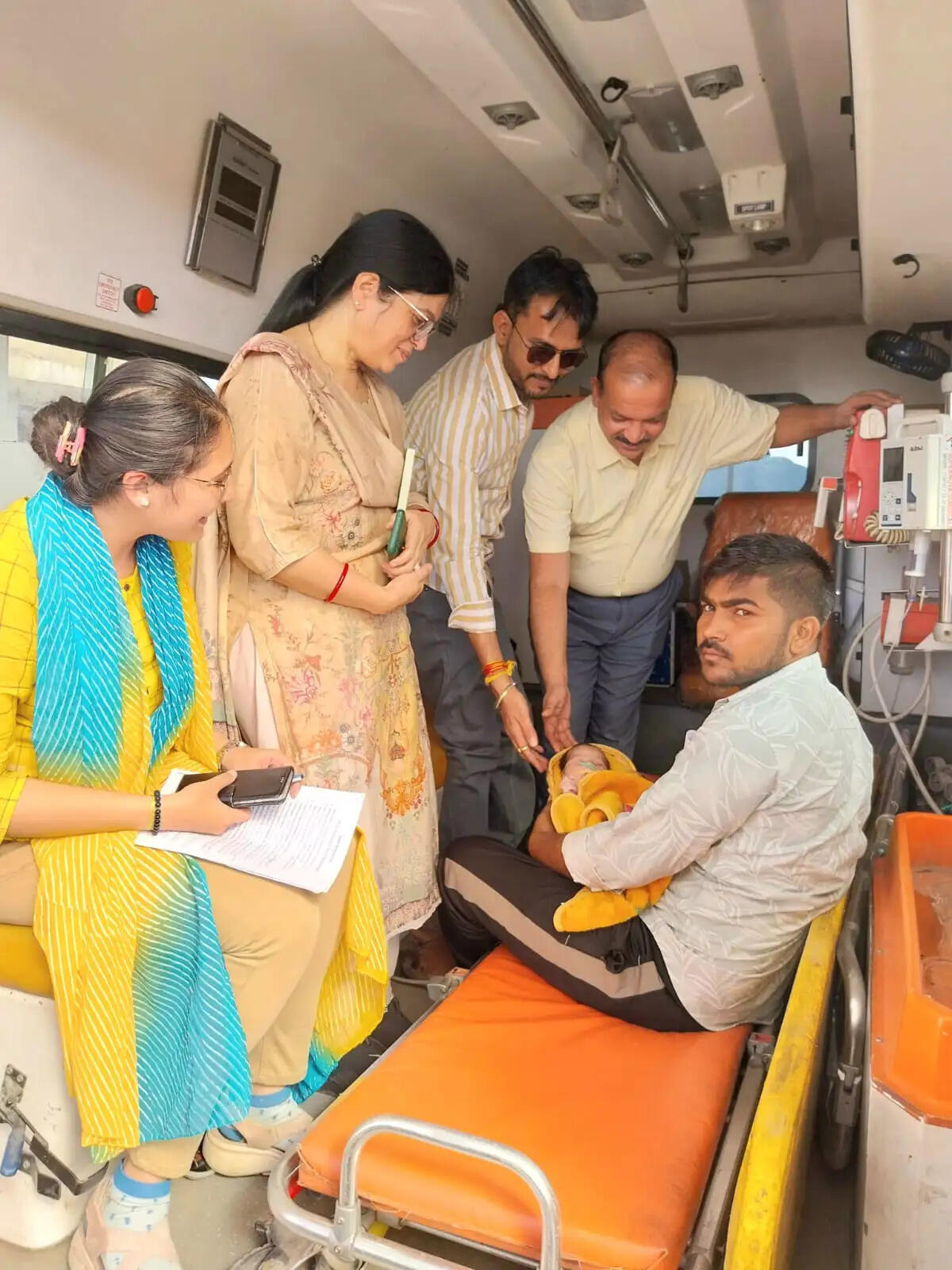 जबलपुरः हृदय रोग से पीड़ित 8 दिन की नवजात बालिका को एयर एम्बुलेंस से मुंबई भेजा गया