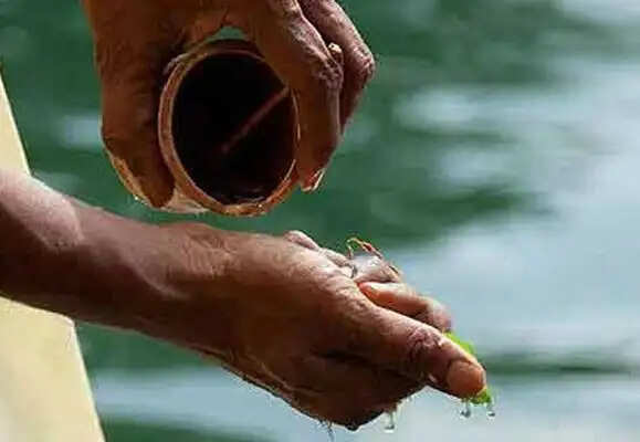श्रद्धा के साथ पितरों को तर्पण, पूर्वजों के सम्मान का पर्व है पितृपक्ष