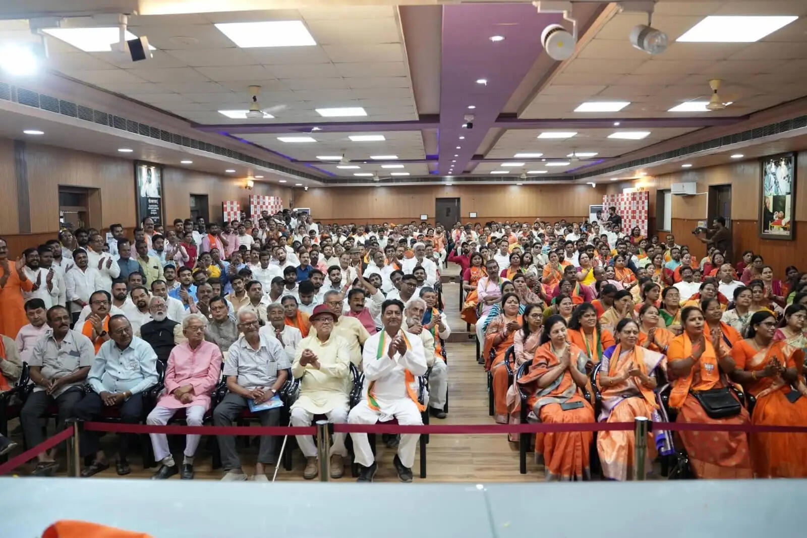 भाजपा के स्थापना दिवस पर वरिष्ठ कार्यकर्ताओं को किया गया सम्मानित