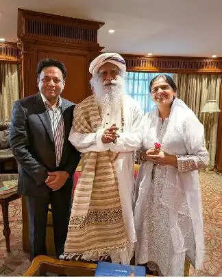 सद्गुरु जग्गी वासुदेव पहुँचे लखनऊ, संजय प्रसाद ने की मुलाकात