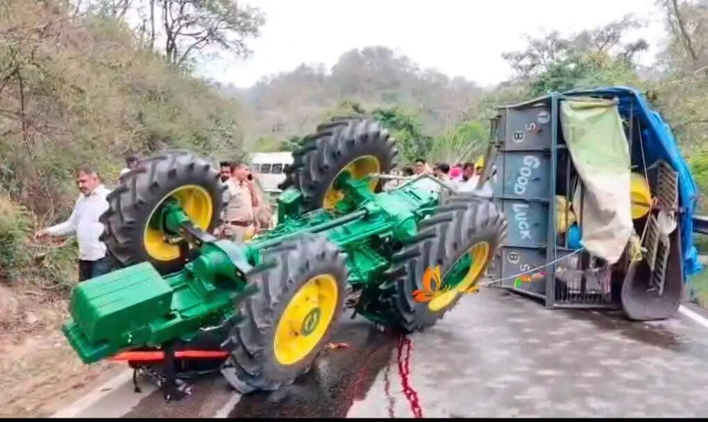 हरियाणा के श्रद्धालुओं का ट्रैक्टर पलटा, 12 घायल, एक पीजीआई रैफर