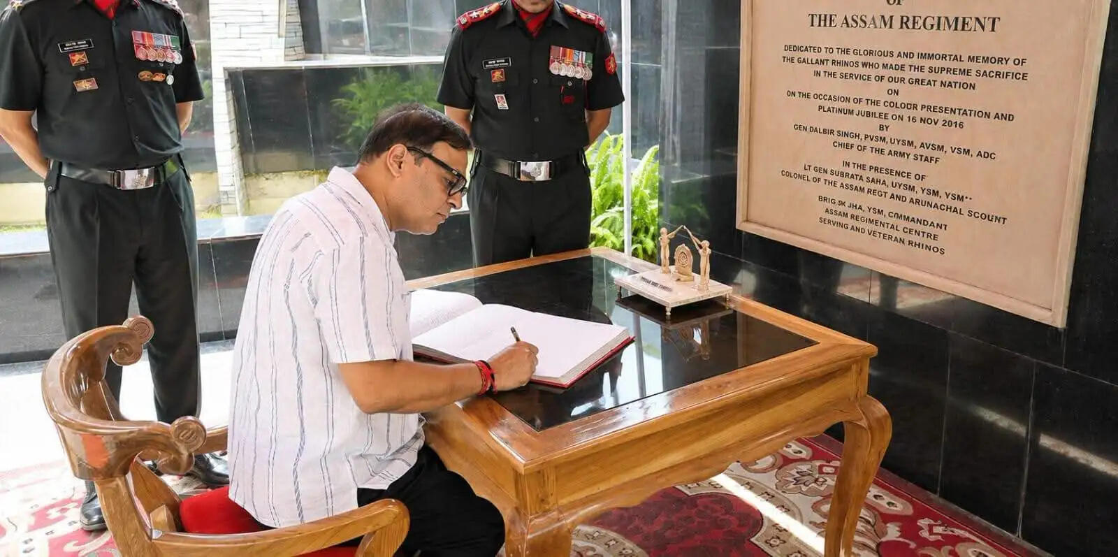 शिलांग में मुख्यमंत्री सरमा ने असम रेजिमेंट के शहीदों को दी श्रद्धांजलि