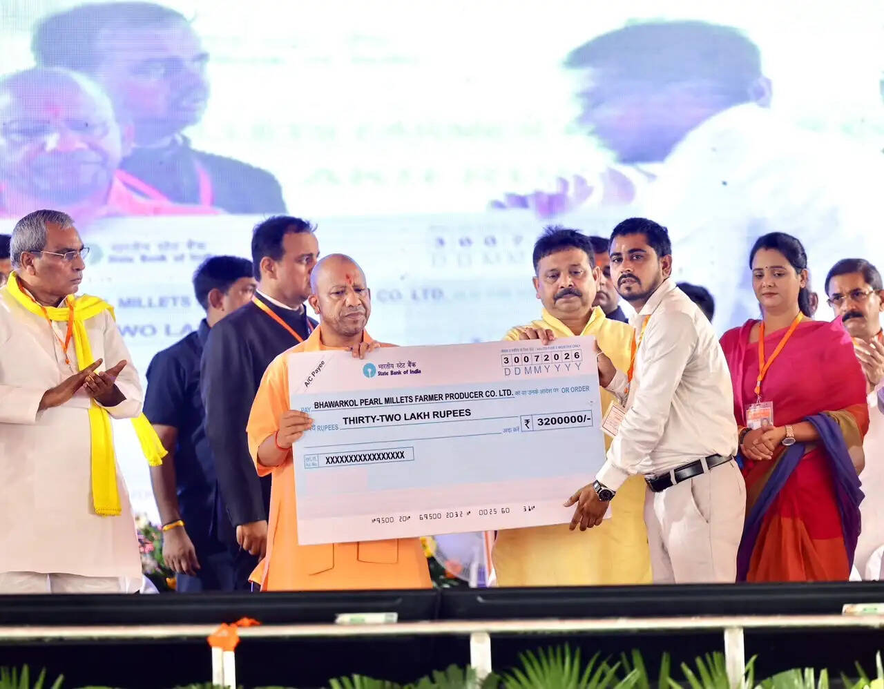 गाजीपुर : मुख्यमंत्री ने बुलाया तो दौड़कर मंच पर पहुंचीं महिलाएं, भेंट किया हाथ से बनाया गया चित्र