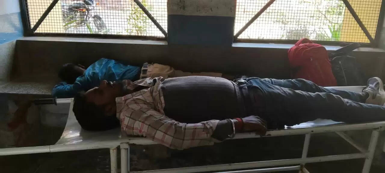 कार से टकरा कर बाइक सवारों पर गिरी नीलगाय, एक युवक की मौत, दो घायल