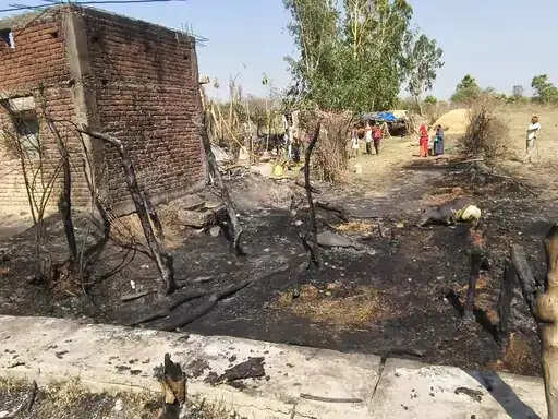 अनूपपुर: ट्रांसफॉर्मर से भड़की आग में तीन घर जले, तीन मवेशियों की मौत, महिला भी झुलसी