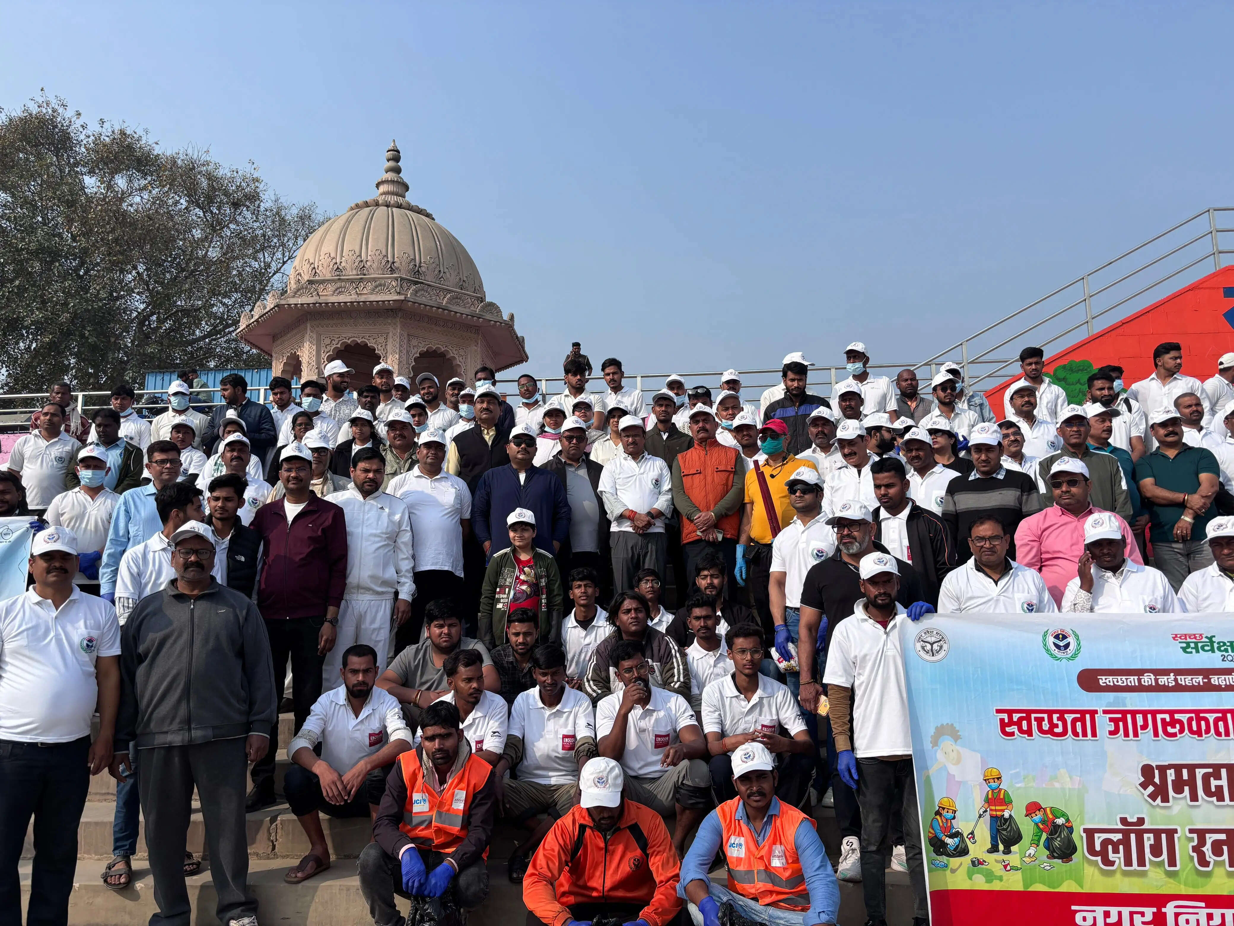 गोरखपुर नगर निगम ने चलाया वृहद सफाई महा-अभियान, महापाैर एवं अधिकारियाें ने किया श्रमदान