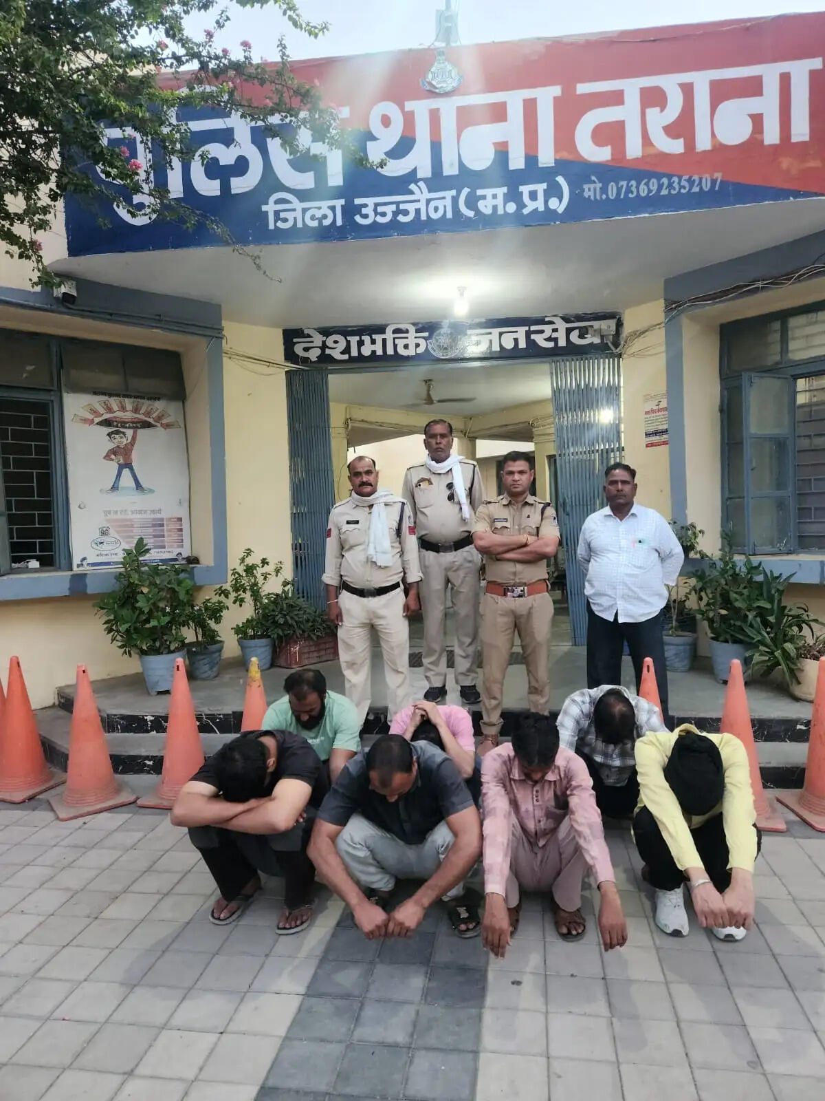 खेत में जुआ खेल रहे 6 लोग पकड़ाए -36 हजार से ज्यादा नगदी, 6 मोबाइल जब्त