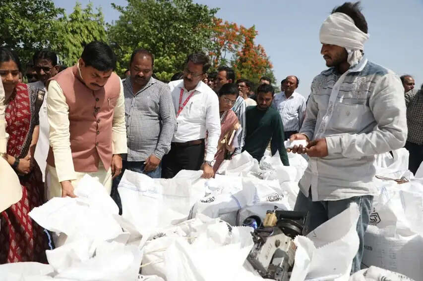 मुख्यमंत्री डॉ. यादव ने खरगोन के कतरगांव में गेहूं उपार्जन केन्द्र का किया आकस्मिक निरीक्षण