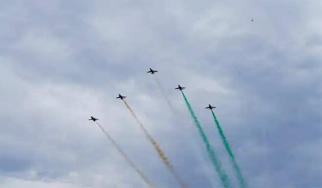 चंडीगढ़ एयर शाे में वायुसेना के विमानाें के करतबाें ने किया राेमांचित