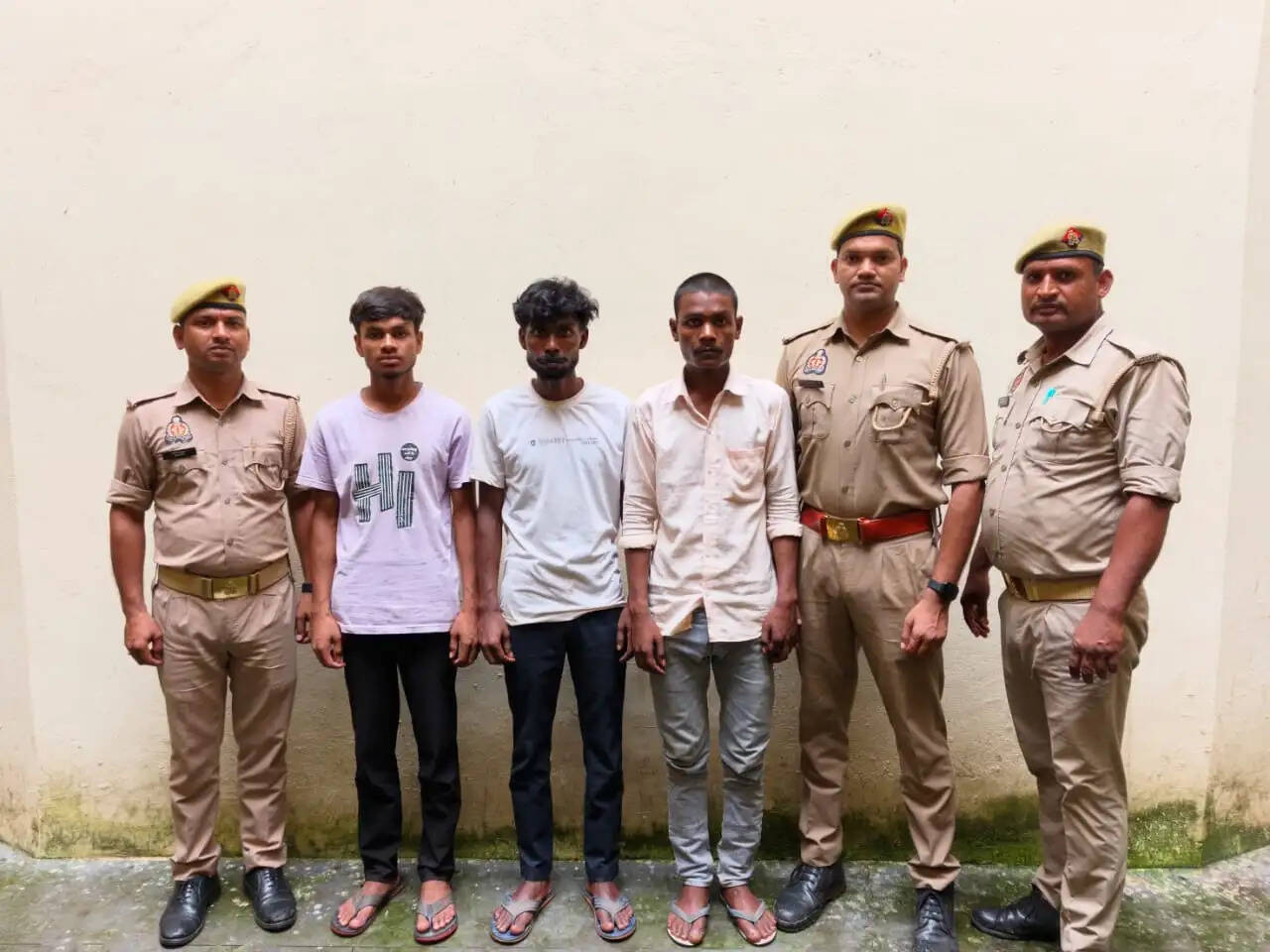 प्रेम-प्रसंग में युवक की हुई हत्या मामले में तीन आराेपित गिरफ्तार