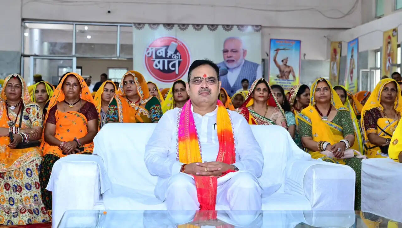 मुख्यमंत्री ने आदिवासी महिलाओं के साथ सुना प्रधानमंत्री का ’मन की बात’ कार्यक्रम