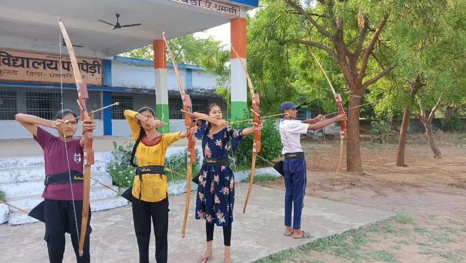 जिले के पांच विद्यालयों में बालक-बालिकांए सीख रहे तीरंदाजी
