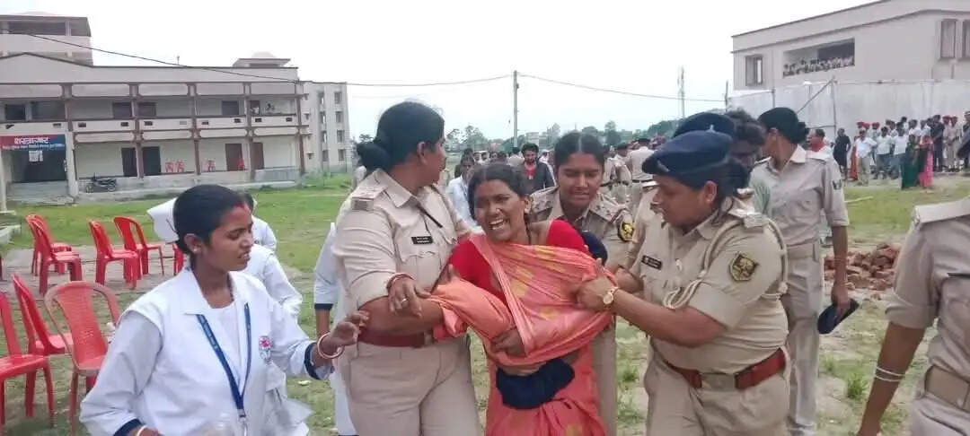 तीन थानाध्यक्षों को नम आंखों से अंतिम विदाई, पुलिस लाइन में उमड़ा जनसैलाब