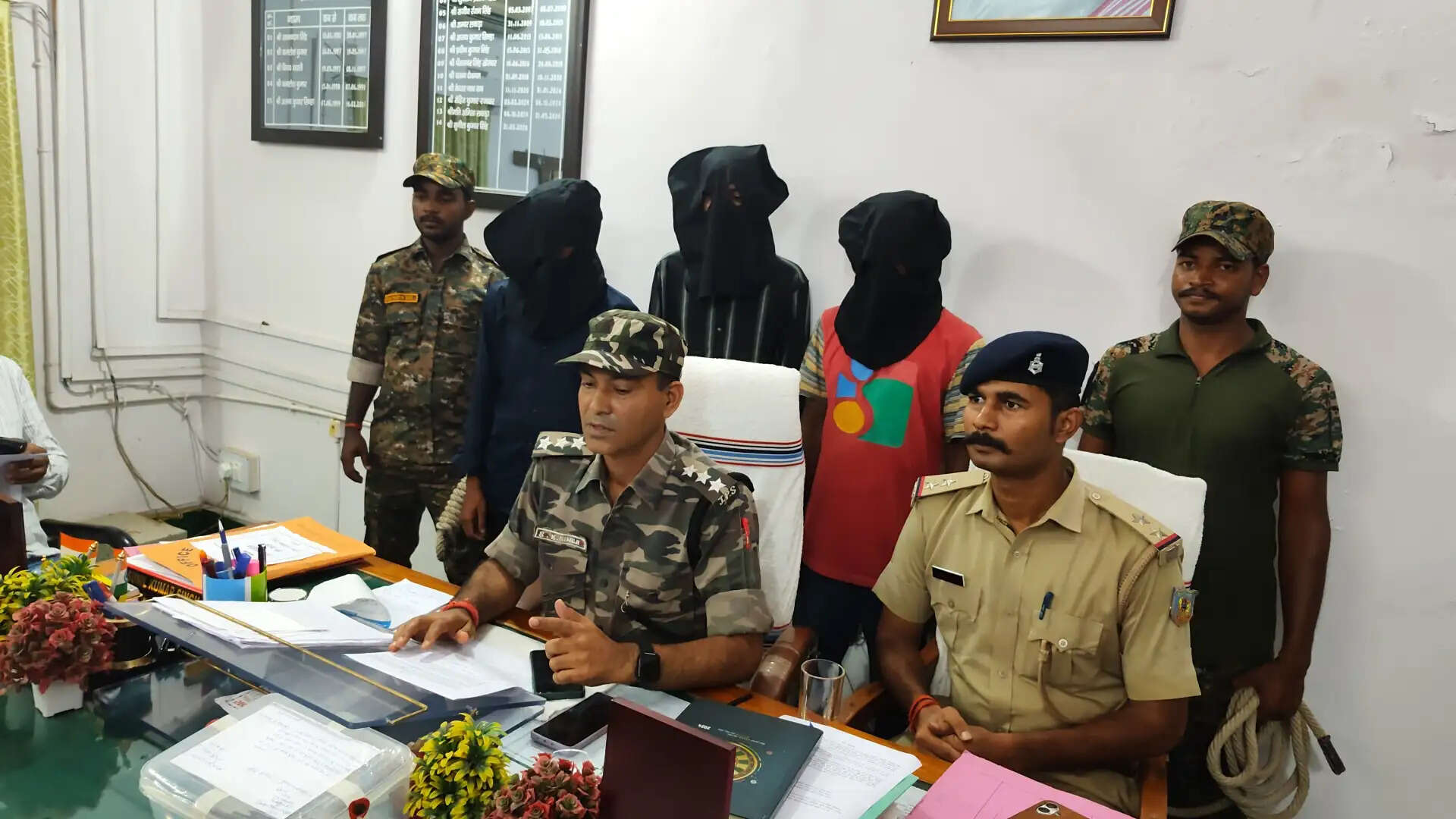 जेवर दुकान मालिक से लूटपाट और फायरिंग मामले में तीन आरोपित गिरफ्तार
