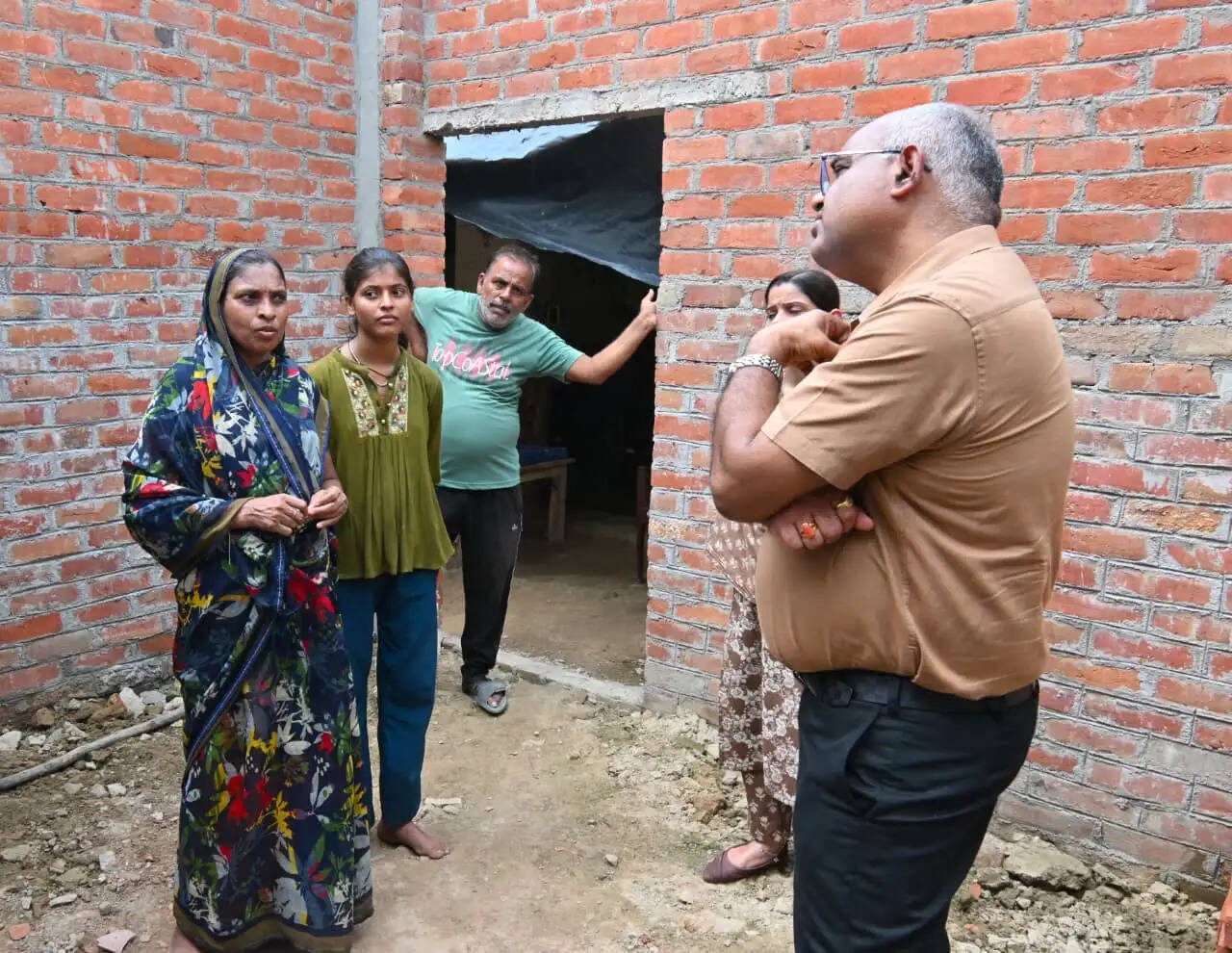 जरूरतमंद परिवारों को योजनाओं का लाभ दिलाकर आत्मनिर्भर बनाया जा रहा : जिलाधिकारी
