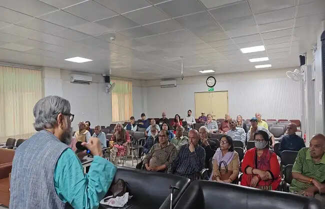 दून पुस्तकालय में भारतीय सिनेमा पर सचित्र व्याख्यान हुआ