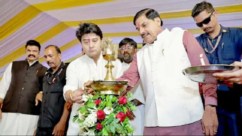 उद्योग खुलने से युवाओं को रोजगार के लिए नहीं जाना पड़ेगा बाहर : ज्योतिरादित्य सिंधिया