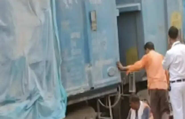 पश्चिम बंगाल के पानागढ़ में मालगाड़ी के चार डिब्बे पटरी से उतरे, दो घंटे बाद बहाल हुआ रेल संचालन