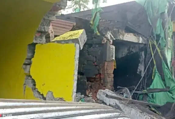 झाड़ग्राम में डंपर ने कई घरों को मारी टक्कर, मालिक की मौत