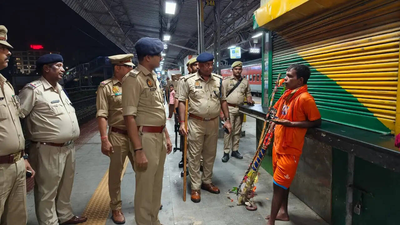 देवरिया : पुलिस अधीक्षक ने स्वतंत्रता दिवस काे लेकर किया रेलवे स्टेशन का निरीक्षण