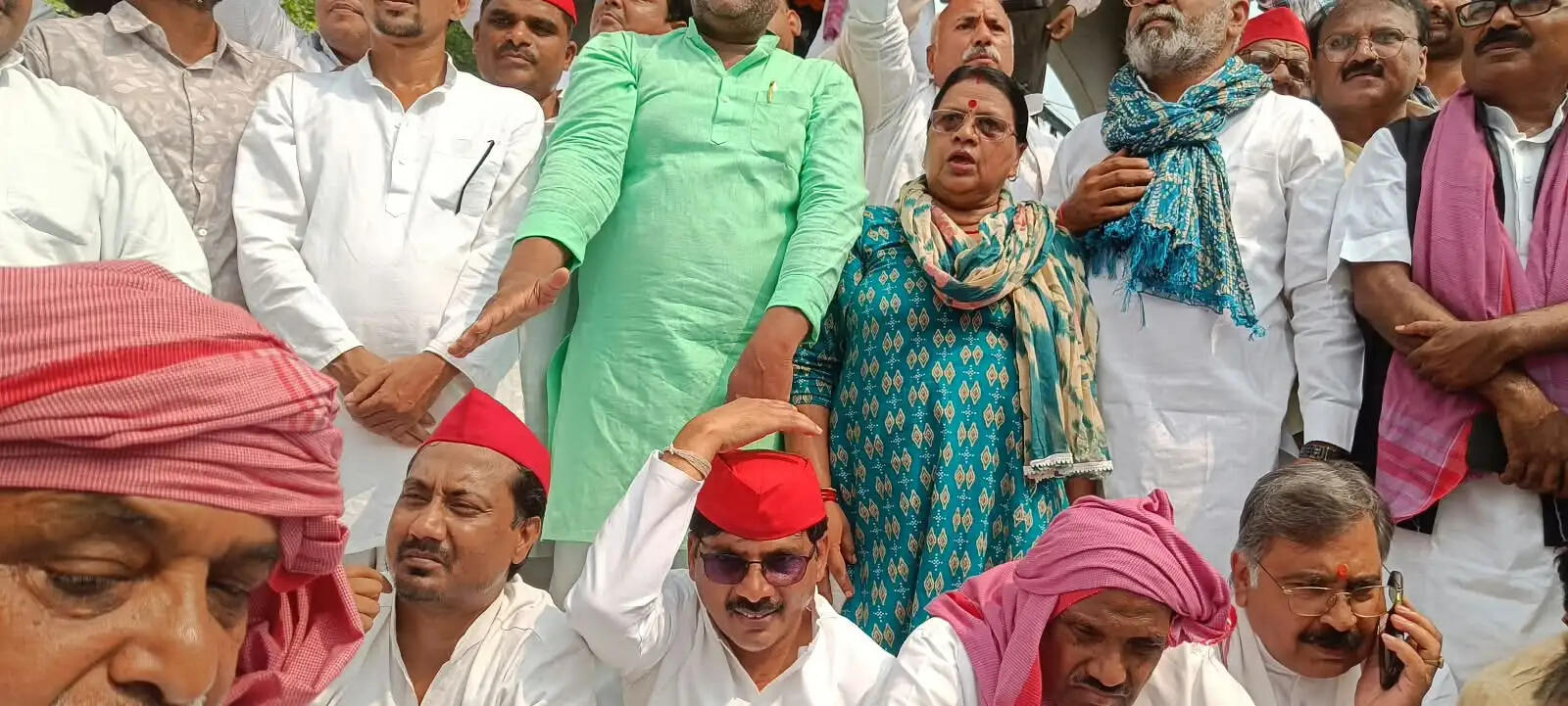 दिल्ली में अखिलेश यादव काे हिरासत में लिये जाने के विरोध में गोरखपुर में सपाइयों का धरना-प्रदर्शन