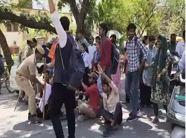 अभाविप ने छात्रों की विभिन्न मांगों को लेकर किया प्रदर्शन, जिलाधिकारी के न मिलने पर छात्रों ने लगाया अनदेखी का आरोप