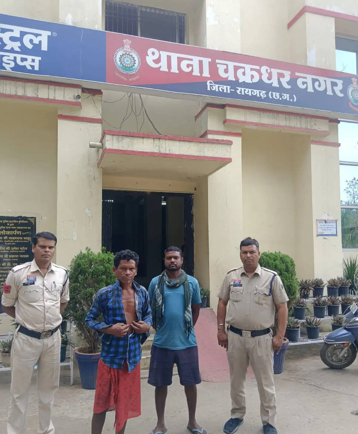 गबन के मामले में फरार चल रहे तीन वारंटियों को पुलिस ने किया गिरफ्तार