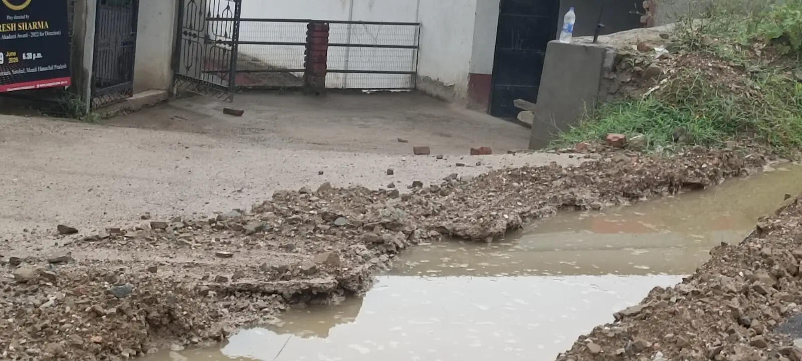 मंडी–कोटली मार्ग पर सड़क किनारे नाली का काम छोड़ा अधूरा, लोगों के घरों में घुसा पानी
