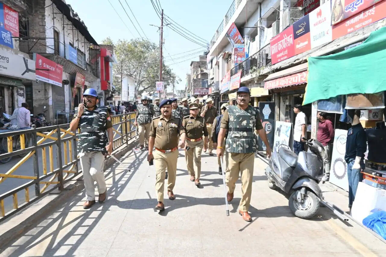 होली और रमजान को लेकर कालपी में सुरक्षा के कड़े इंतज़ाम, पुलिस-प्रशासन ने निकाला फ्लैग मार्च