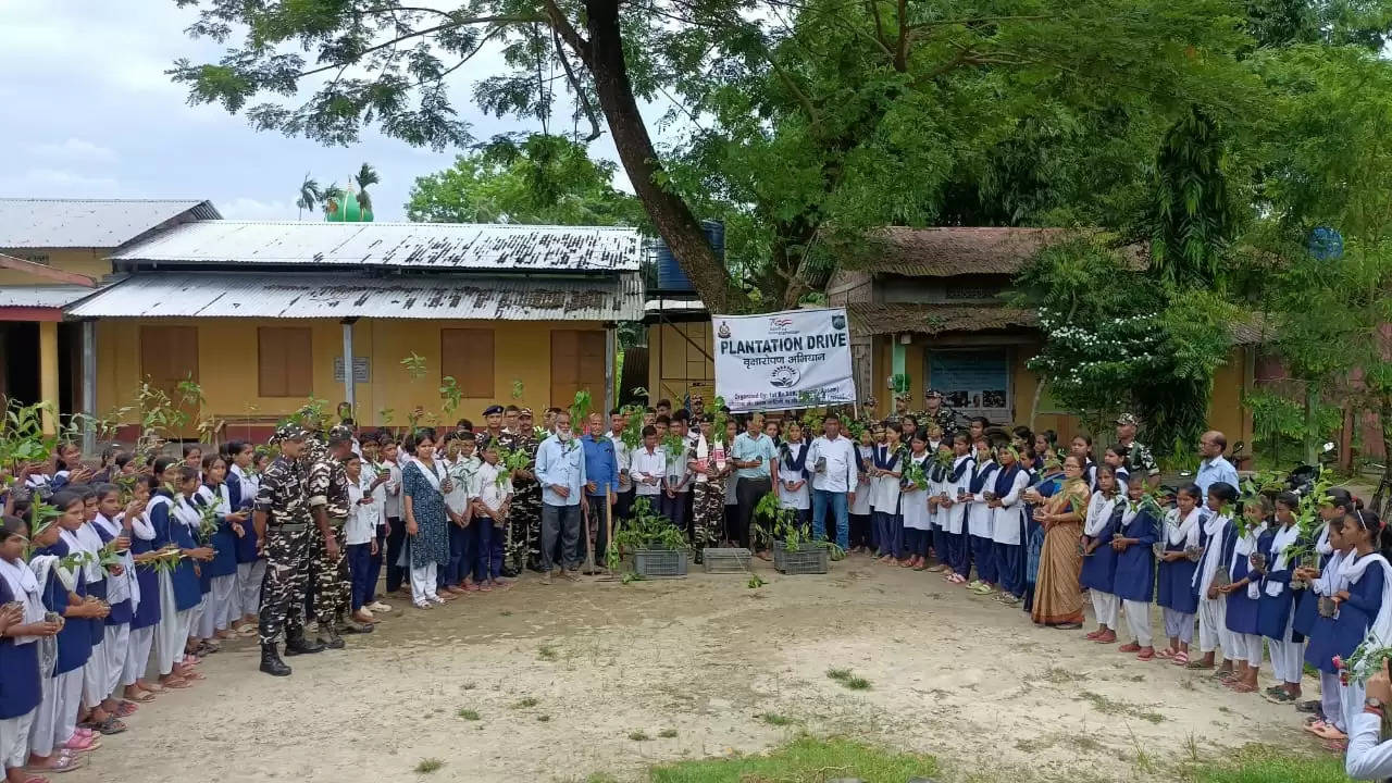 अमृत वृक्ष आंदोलन के तहत चला पौध रोपण अभियान चलाया