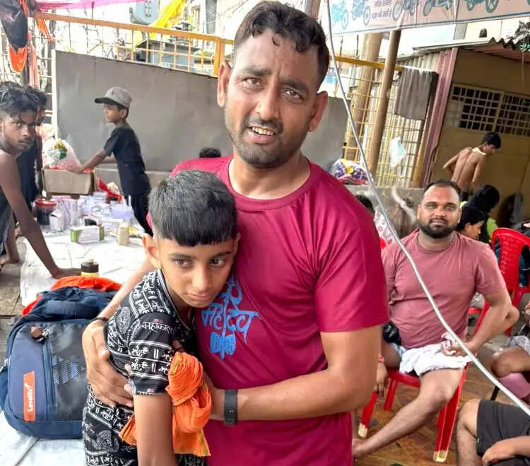 कांवड़ मेले की भीड़ में बिछड़े बालक को पुलिस ने परिजनों से मिलाया