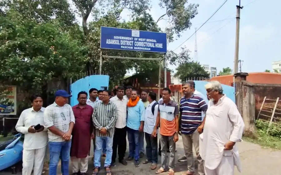 बागेश्वर बाबा के खिलाफ प्रदर्शन कर गिरफ्तार हुए कांग्रेस नेता अरूप मुखर्जी को मिली जमानत