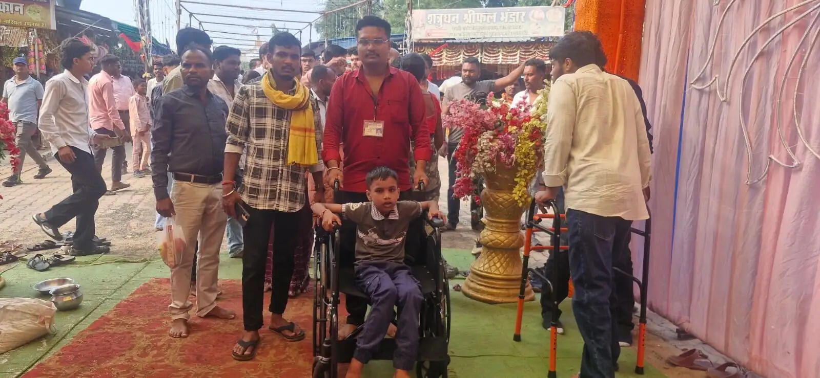 मां अंगारमोती के दरबार में मानवता की मिसाल, दिव्यांगों और बुजुर्गों को सुगम दर्शन