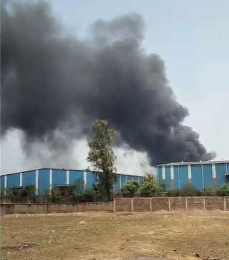 पोरवाल ऑयल फैक्ट्री में लगी भीषण आग, फायर ब्रिगेड की गाड़ियां आग बुझाने में जुटी