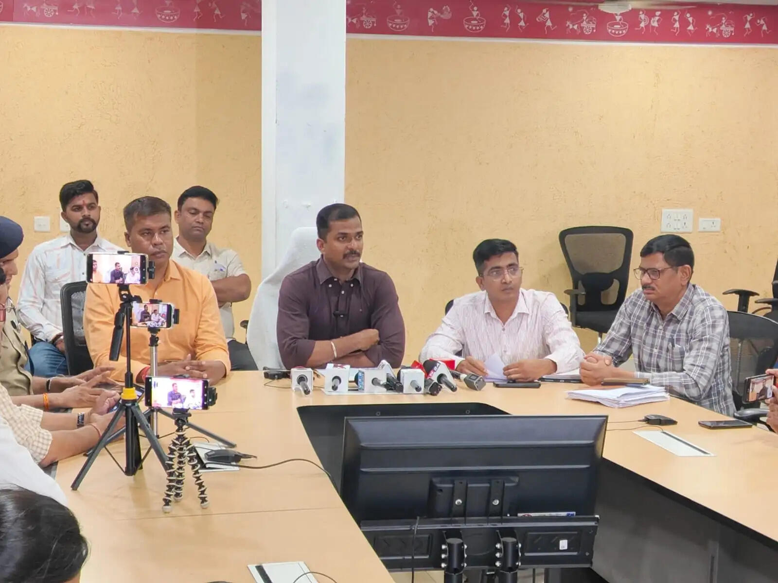 छग : अंतर्राज्यीय महिला चेन स्नैचिंग गिरोह का भंडाफोड़, आठ आरोपित चढ़े पुलिस के हत्थे