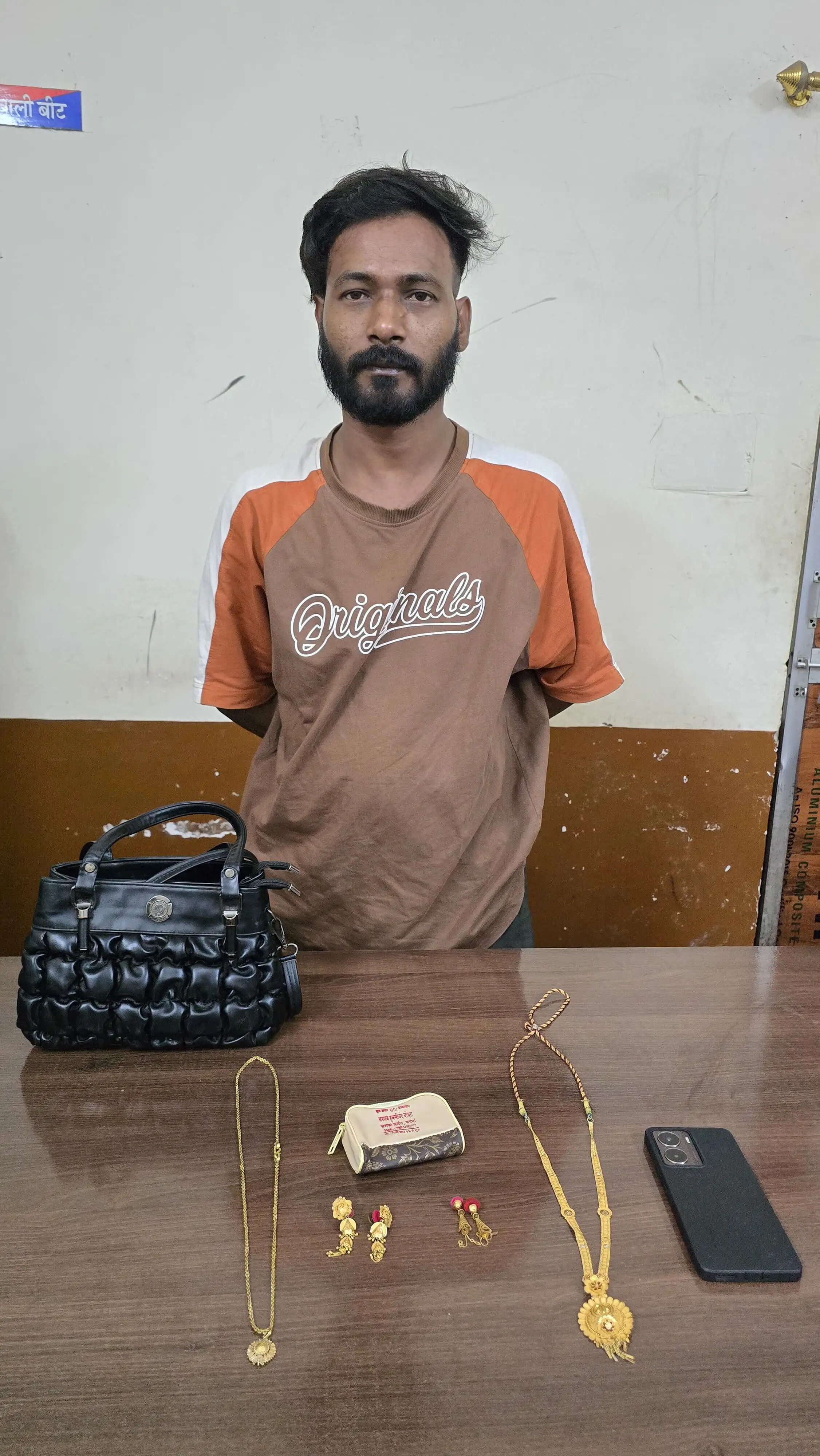 रायपुर:&nbsp; 34 घंटे के भीतर झपटमारी का खुलासा, शातिर आरोपित गिरफ्तार, 10 लाख के जेवर और मोबाइल बरामद