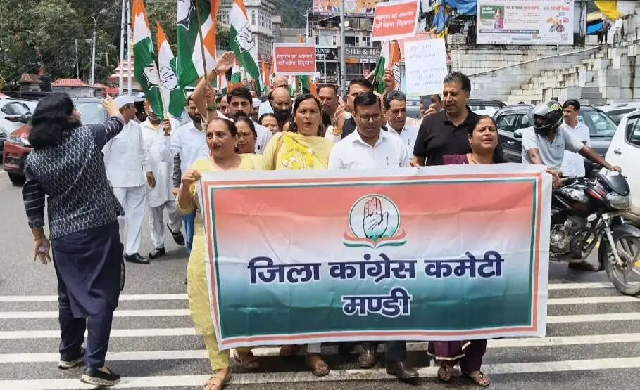 मंडी में राष्ट्रीय गान के अपमान को लेकर कांग्रेस का धरना प्रदर्शन, भाजपा पर साधा निशाना